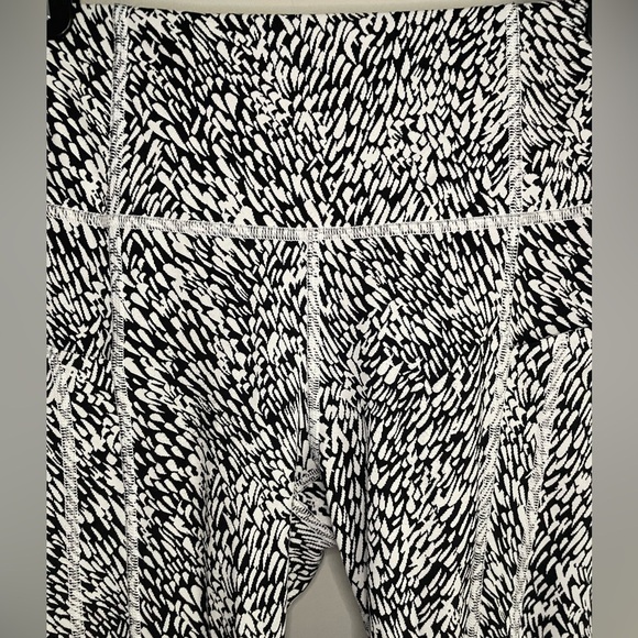 Athleta Ultimate Stash II Textured 7/8 Tight - Picture 7 of 13